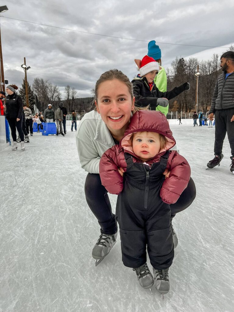 Kaelee and her daughter posed on the ice